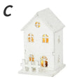 Maison enneigée lumineuse en bois blanc
