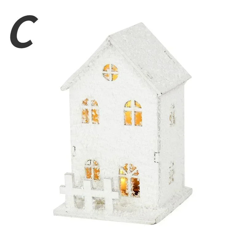 Maison enneigée lumineuse en bois blanc