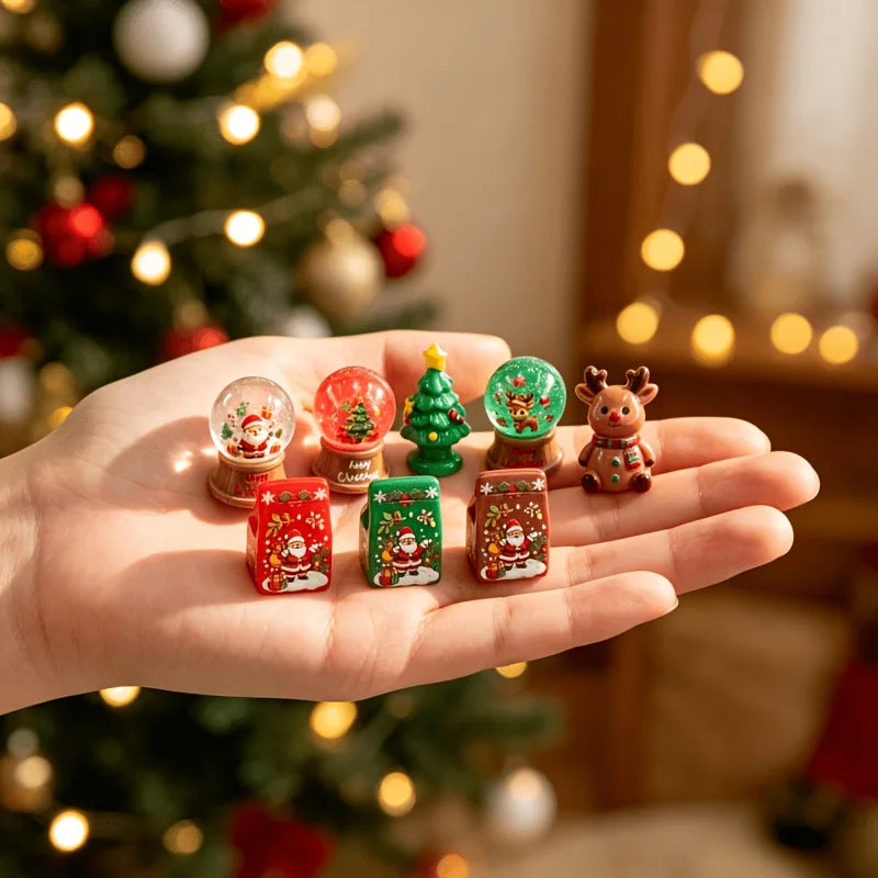 Set de 8 mini décorations de Noël (boules, cadeaux, sapin, renne)