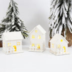 Maison enneigée lumineuse en bois blanc