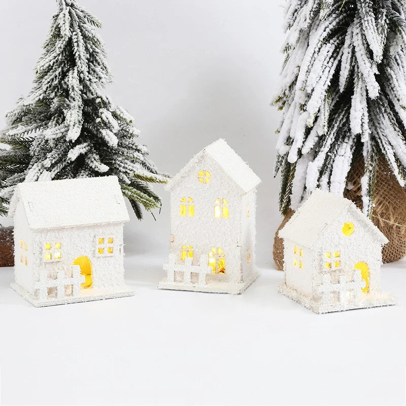 Maison enneigée lumineuse en bois blanc