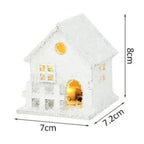 Maison enneigée lumineuse en bois blanc