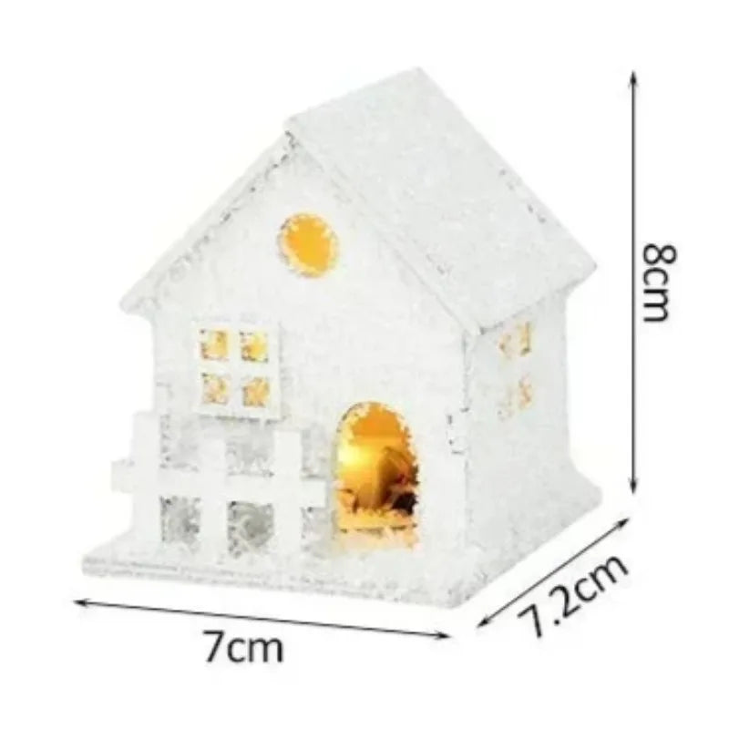 Maison enneigée lumineuse en bois blanc