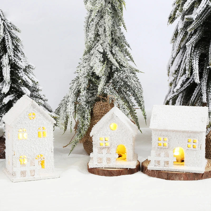 Maison enneigée lumineuse en bois blanc