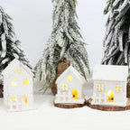 Maison enneigée lumineuse en bois blanc