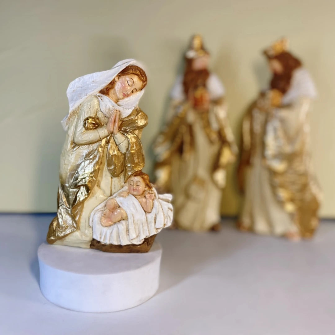 Crèche de Noël traditionnelle – santons dorés