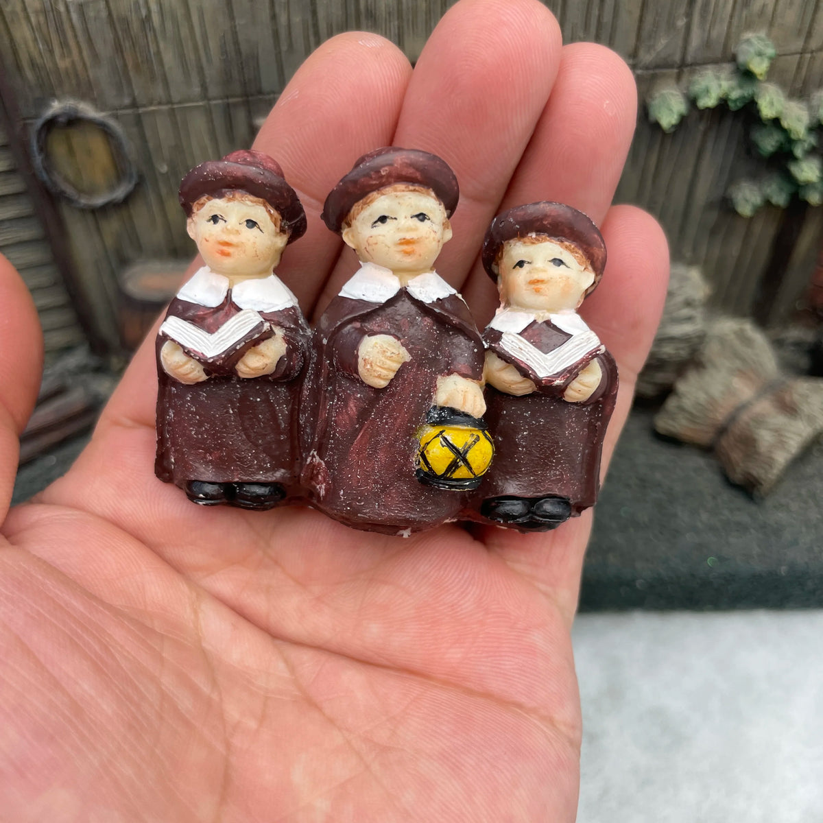 Personnage miniature de village de Noël (à l'unité)