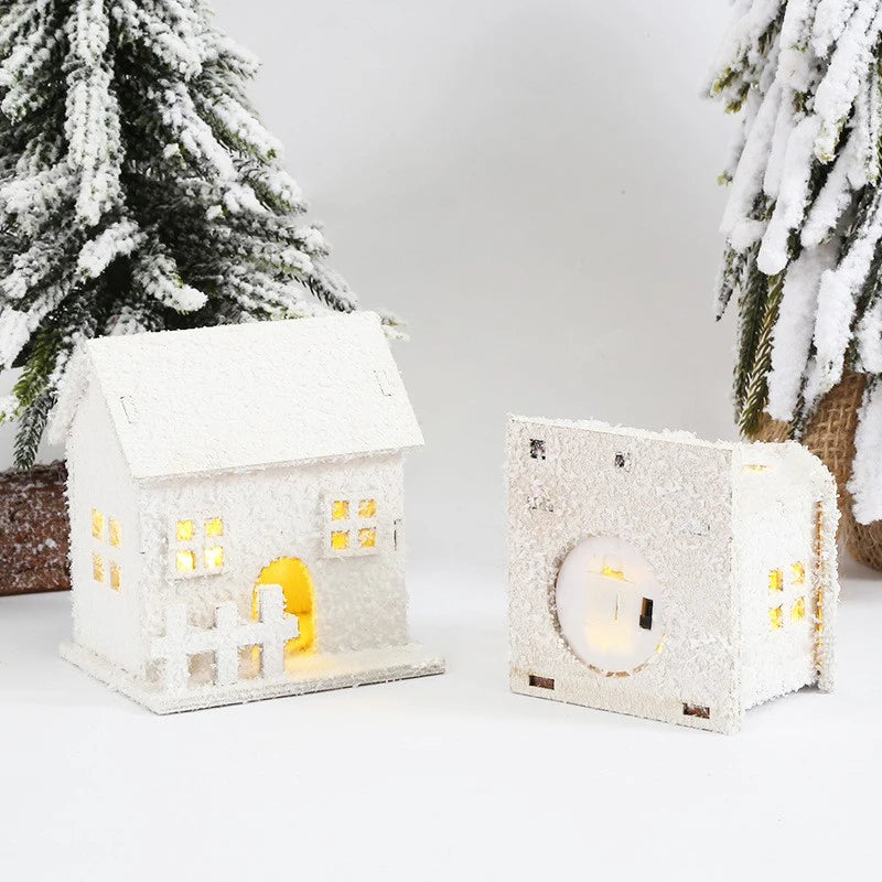 Maison enneigée lumineuse en bois blanc