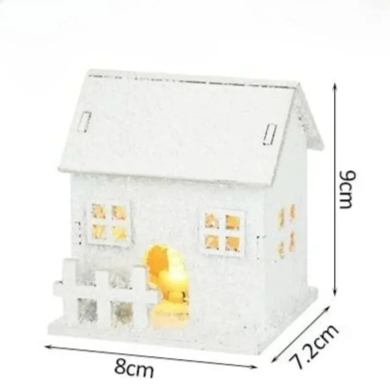 Maison enneigée lumineuse en bois blanc