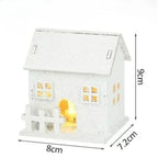 Maison enneigée lumineuse en bois blanc