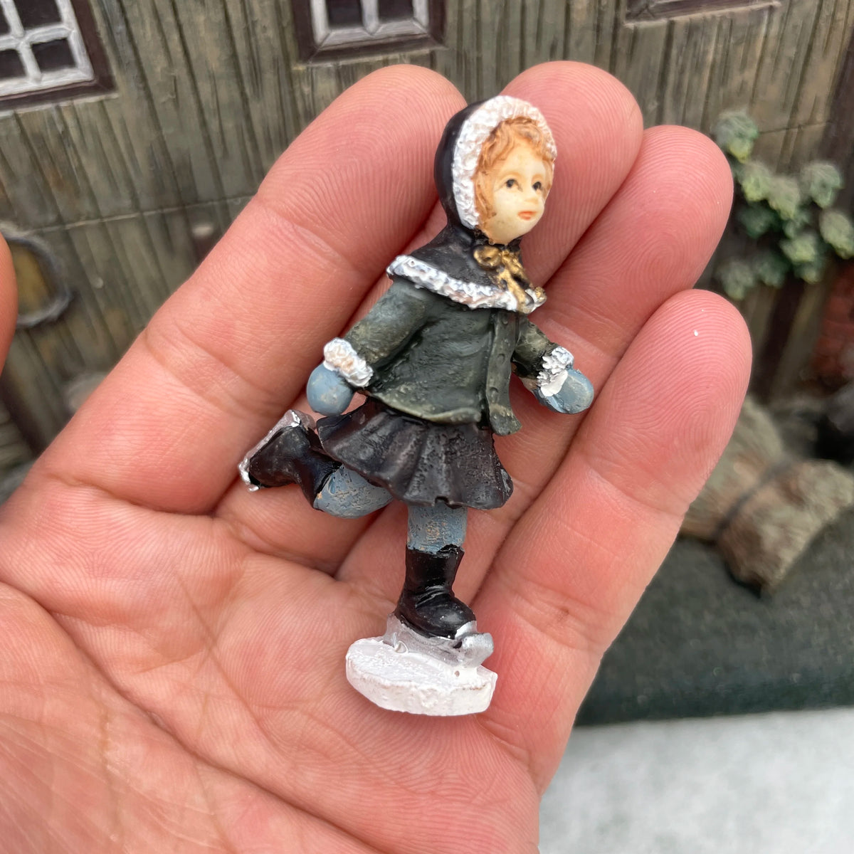 Personnage miniature de village de Noël (à l'unité)