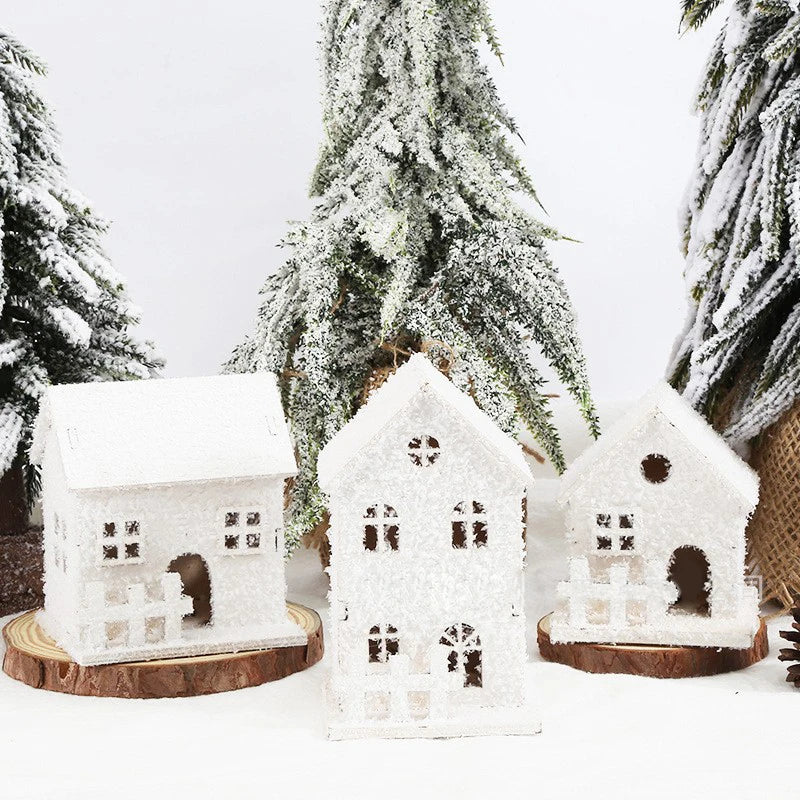 Maison enneigée lumineuse en bois blanc
