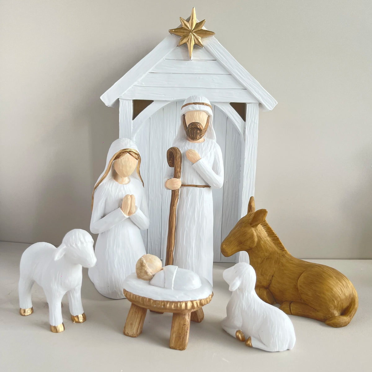 Grande crèche de Noël blanche – 7 santons en résine