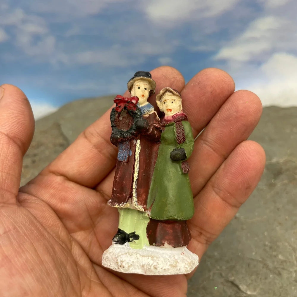Personnage miniature de village de Noël (à l'unité)