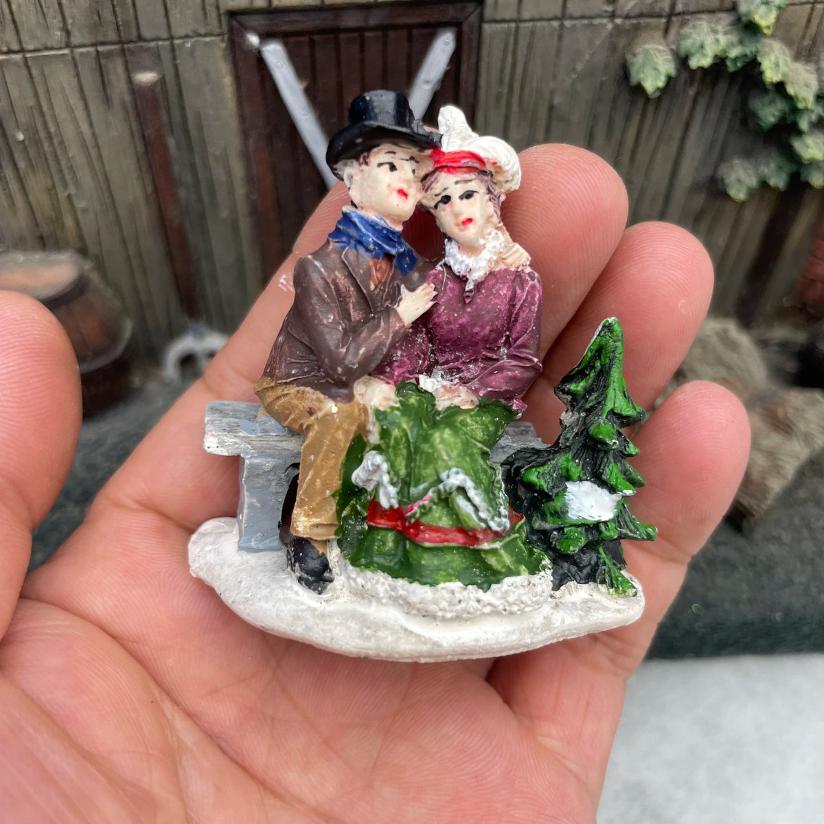 Personnage miniature de village de Noël (à l'unité)